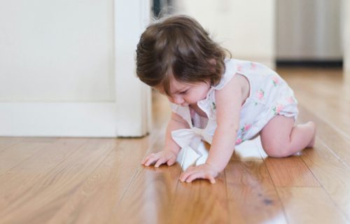 Zašto bebe lošije spavaju, kada počnu da puze?
