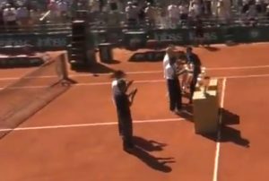 Ludnica na čuvenoj šljaci: Fudbaleri PSŽ prošetali pehar Lige šampiona na Rolan Garosu (VIDEO)