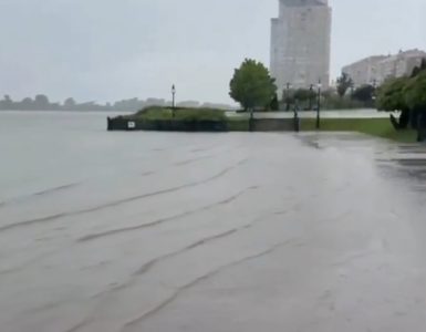Pukla brana u Rusiji: Hitno se evakuiše stanovništvo, voda sve brže nadire (VIDEO)