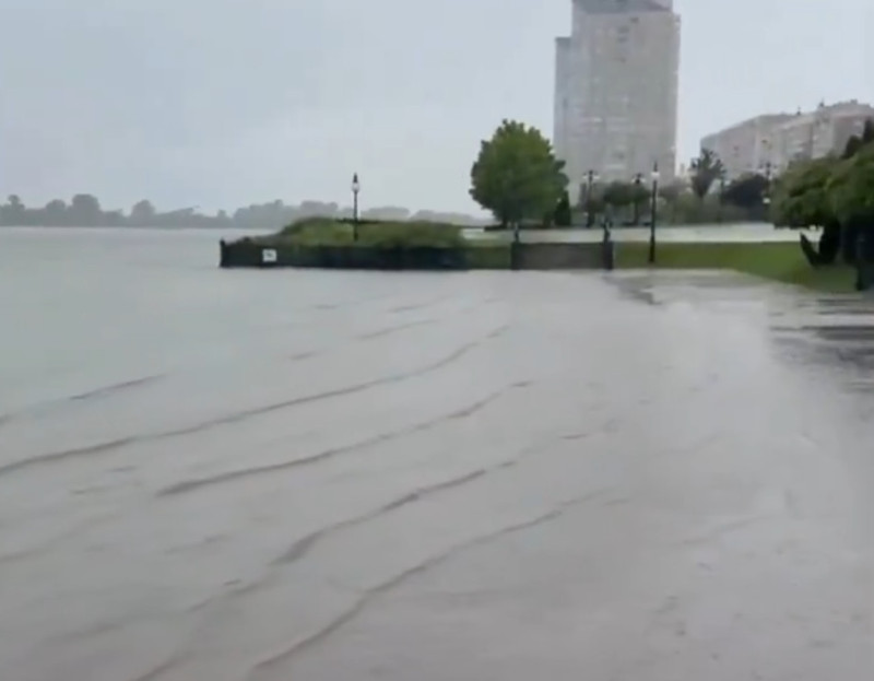 Pukla brana u Rusiji: Hitno se evakuiše stanovništvo, voda sve brže nadire (VIDEO)