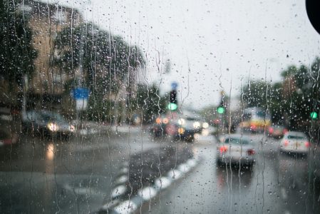 I MUP upozorava na nevreme: Opasnosti prete na putu, vozači da preduzmu mere opreza
