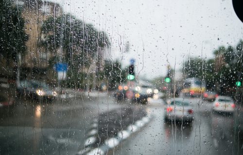 I MUP upozorava na nevreme: Opasnosti prete na putu, vozači da preduzmu mere opreza