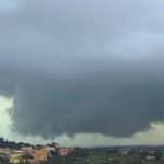 Apokaliptični snimci iz Rima: Tornado počupao drveće, potop na ulicama, letele tezge na pijaci