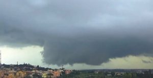 Apokaliptični snimci iz Rima: Tornado počupao drveće, potop na ulicama, letele tezge na pijaci
