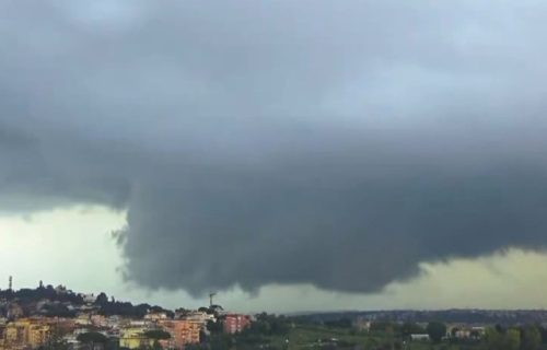 Apokaliptični snimci iz Rima: Tornado počupao drveće, potop na ulicama, letele tezge na pijaci