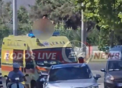 Gola turistkinja napravila haos na Rodosu: Pentrala se na vozilo hitne pomoći, pa završila u ludnici