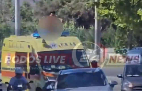 Gola turistkinja napravila haos na Rodosu: Pentrala se na vozilo hitne pomoći, pa završila u ludnici