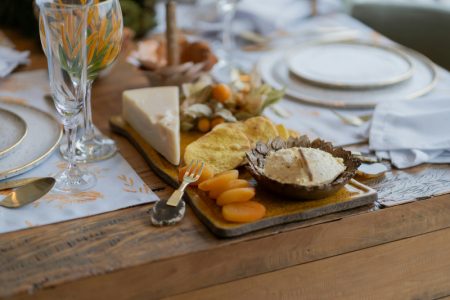 Zapečene kajsije sa kamember sirom i medom (RECEPT+VIDEO)