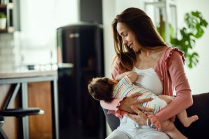 Naučnici upozoravaju: Potencijalno štetne hemikalije pronađene u majčinom mleku, ali stručnjaci i dalje podržavaju dojenje