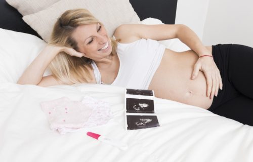 Neverovatan svet pre rođenja: Šta bebe rade u majčinom stomaku (VIDEO)