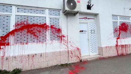 SNS o vandalizmu u Dbanovcima: Napad na demokratsko pravo građana da slobodno podržavaju političku opciju