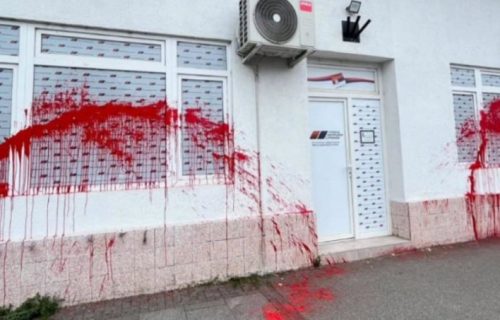 SNS o vandalizmu u Dbanovcima: Napad na demokratsko pravo građana da slobodno podržavaju političku opciju