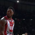 Skandal u Pireju: Ataman grmi posle majstorice - Tajrik Džons upao u svlačionicu i udario Nana (VIDEO)