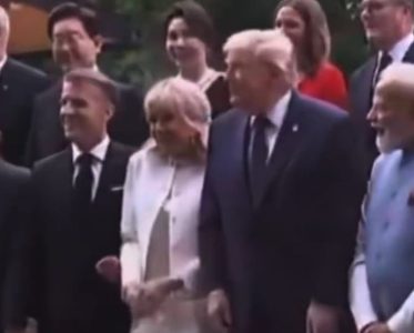 Snimci “pipkanja” Trampa i Brižit Makron postali viralni: Šta se to dešava odmah pored Emanuela? (VIDEO)