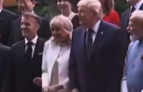 Snimci "pipkanja" Trampa i Brižit Makron postali viralni: Šta se to dešava odmah pored Emanuela? (VIDEO)