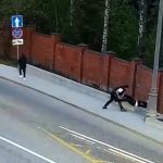 Ludi snimak iz Moskve: Lopovi se potukli oko 100.000 dolara nasred ulice, imali šemu sa menjačnicom