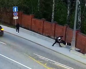 Ludi snimak iz Moskve: Lopovi se potukli oko 100.000 dolara nasred ulice, imali šemu sa menjačnicom