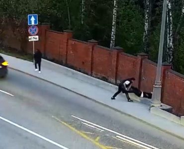 Ludi snimak iz Moskve: Lopovi se potukli oko 100.000 dolara nasred ulice, imali šemu sa menjačnicom