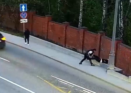 Ludi snimak iz Moskve: Lopovi se potukli oko 100.000 dolara nasred ulice, imali šemu sa menjačnicom