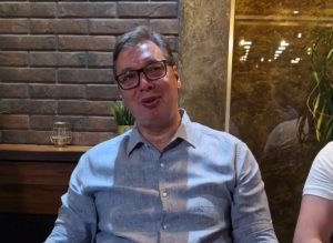 Vučić sa građanima koji pešače do skupa u Beogradu: “U subotu otkrivamo pod kojim imenom idemo na izbore”