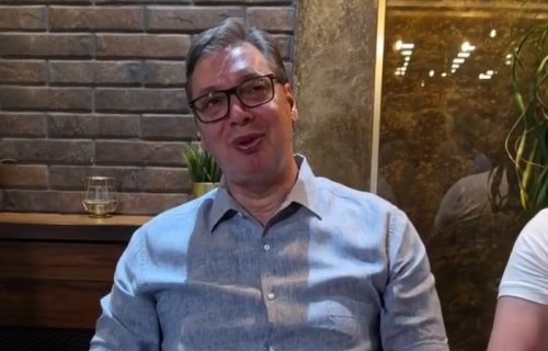 Vučić sa građanima koji pešače do skupa u Beogradu: "U subotu otkrivamo pod kojim imenom idemo na izbore"
