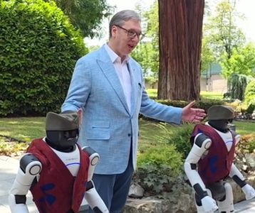 Vučić zaigrao “Moravac” sa robotima Milutinom i Dragutinom: Pozvao građane na skup 27. juna (VIDEO)
