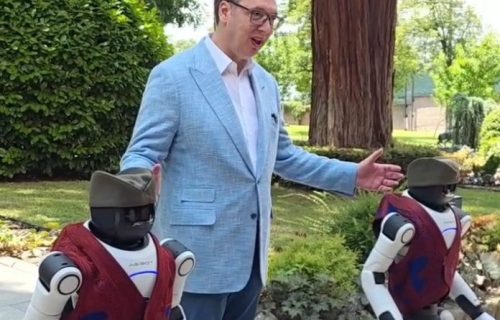Vučić zaigrao "Moravac" sa robotima Milutinom i Dragutinom: Pozvao građane na skup 27. juna (VIDEO)