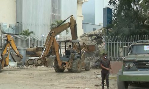 Nagli skok broja žrtava u Venecueli: Ljudi očajnički kopaju ruševine u potrazi za porodicom i komšijama