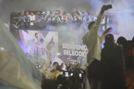 Argentinci dočekali svoje heroje: Hiljade ljudi pozdravile vicešampione sveta (VIDEO)