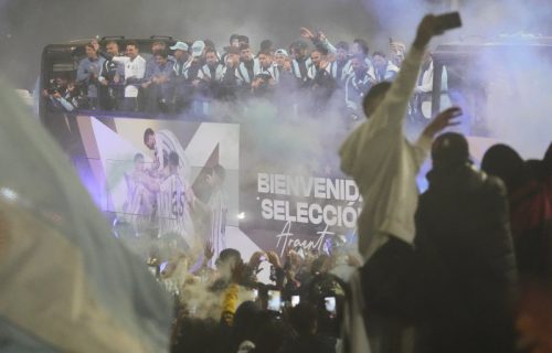 Argentinci dočekali svoje heroje: Hiljade ljudi pozdravile vicešampione sveta (VIDEO)