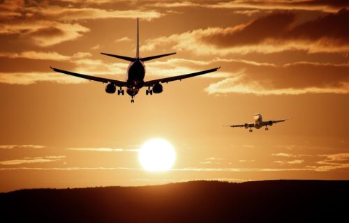 Srbin koji je umalo ispao iz aviona tokom leta prebačen u bolnicu u Solunu: Oglasio se konzulat Srbije