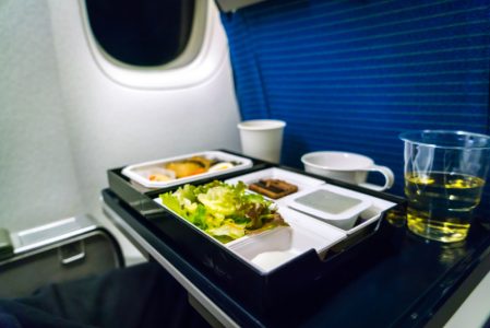 Stručnjaci upozoravaju putnike: Ova navika u avionu može da vas izloži bakterijama