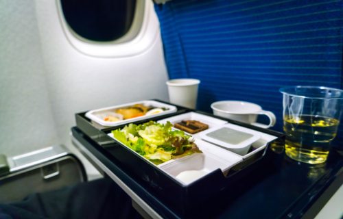Stručnjaci upozoravaju putnike: Ova navika u avionu može da vas izloži bakterijama