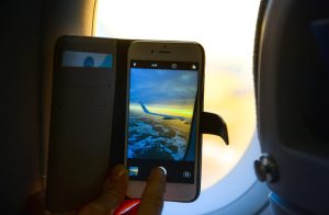 Fotografisanje u avionu može da vas dovede u problem: Ovo putnici često ne znaju