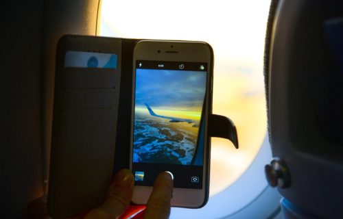 Fotografisanje u avionu može da vas dovede u problem: Ovo putnici često ne znaju