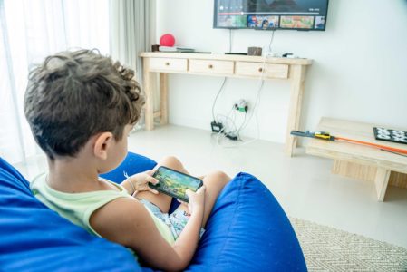 Telefon nije igračka: Zašto mobilni uređaji mogu da uspore razvoj male dece