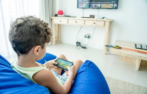 Telefon nije igračka: Zašto mobilni uređaji mogu da uspore razvoj male dece