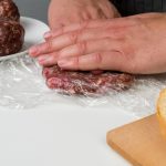 Ovu grešku sa providnom folijom mnogi prave: U tri situacije može da pokvari hranu umesto da je sačuva