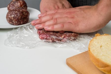 Ovu grešku sa providnom folijom mnogi prave: U tri situacije može da pokvari hranu umesto da je sačuva