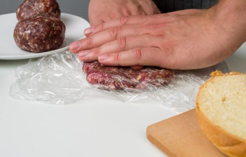 Ovu grešku sa providnom folijom mnogi prave: U tri situacije može da pokvari hranu umesto da je sačuva