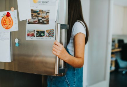 Stavite šoljicu sode bikarbone u zamrzivač: Jednostavan trik koji uklanja neprijatne mirise