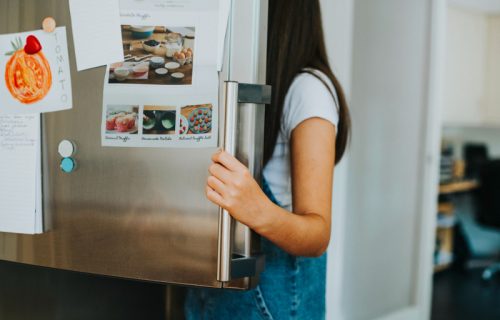 Stavite šoljicu sode bikarbone u zamrzivač: Jednostavan trik koji uklanja neprijatne mirise