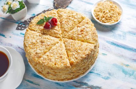 Starinska torta sa grizom i karamelom: Sočna poslastica koja vraća ukus domaćih kolača