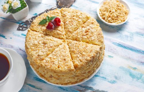 Starinska torta sa grizom i karamelom: Sočna poslastica koja vraća ukus domaćih kolača