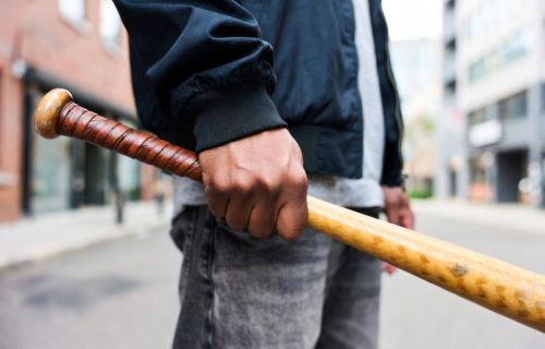 Spotakao se i pao, pa ga izudarali palicama: Detalji krvničkog prebijanja tinejdžera (15) u Novom Sadu