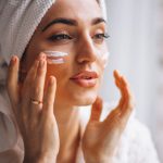 Prirodna krema za mladolik izgled kože: Med, aloe vera i vitamin E brišu tragove umora sa lica