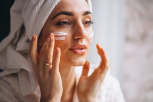 Prirodna krema za mladolik izgled kože: Med, aloe vera i vitamin E brišu tragove umora sa lica