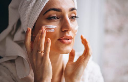 Prirodna krema za mladolik izgled kože: Med, aloe vera i vitamin E brišu tragove umora sa lica