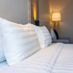Posteljina vam posle nekoliko nedelja u ormaru izgubi svež miris? Ovaj trik košta manje od kafe