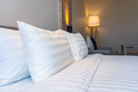 Posteljina vam posle nekoliko nedelja u ormaru izgubi svež miris? Ovaj trik košta manje od kafe